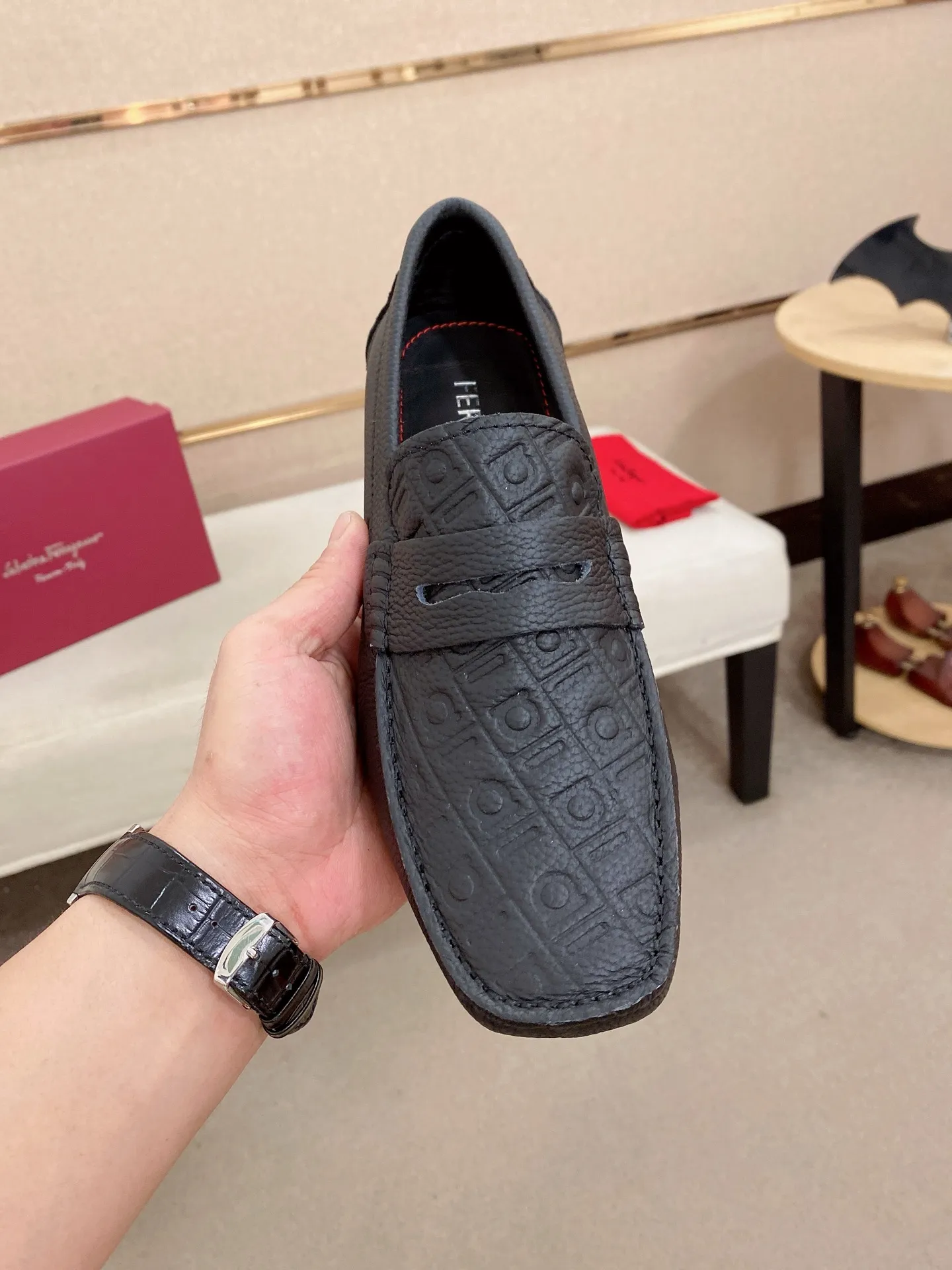 Men's shoes💰: 560💰High-end quality! Ferragamo🆕🆕Exclusive hot-selling products in stock🔥🔥New products on the shelves, high-quality Ferragamo men's pea shoes, high-end casual driving shoes, with complete packaging! 💪 💪 Material: imported first-layer pebbled cowhide 🐂 + imported high-quality water-dyed cowhide lining + wear-resistant outsole 👍🏻👍🏻 Features: high-end and comfortable, purely handmade 🚀 🚀 Create the perfect shoe that suits you best 🔥 🔥 Size: (38-44) 45 standard size can be customized!